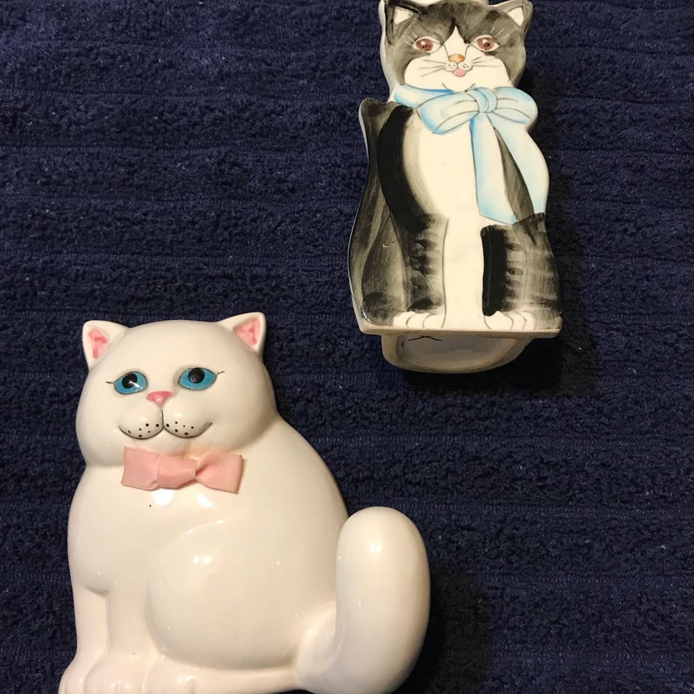 Vintage Bathroom Kitties